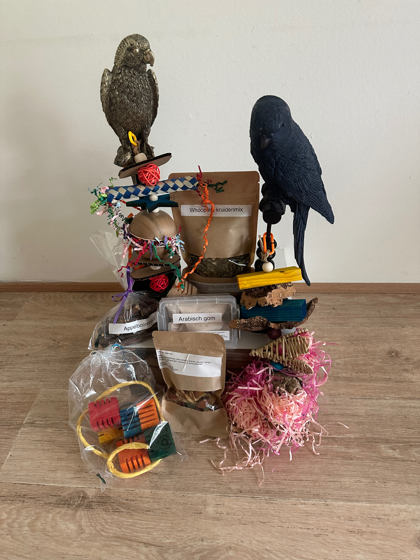 Uitgestalde verrijkingsproducten met twee decoratieve papegaaien
